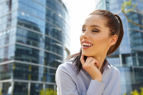 Femme d'affaires travaillant à l'extérieur — Photo