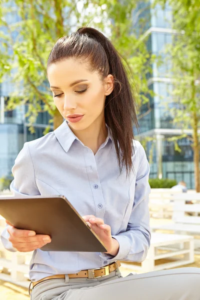 Zakenvrouw werken met Tablet PC — Stockfoto