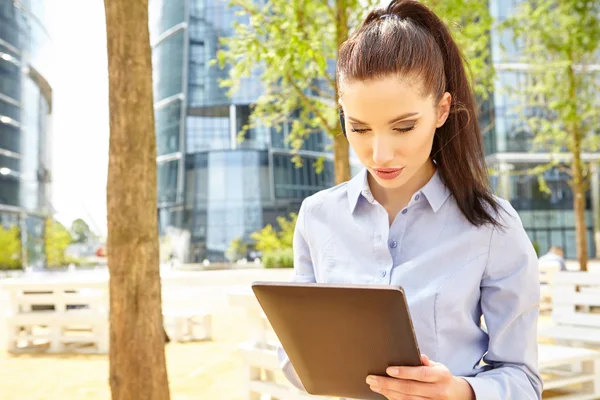 Empresária trabalhando com tablet — Fotografia de Stock