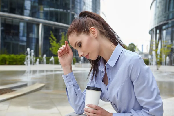 Frau trinkt Kaffee — Stockfoto