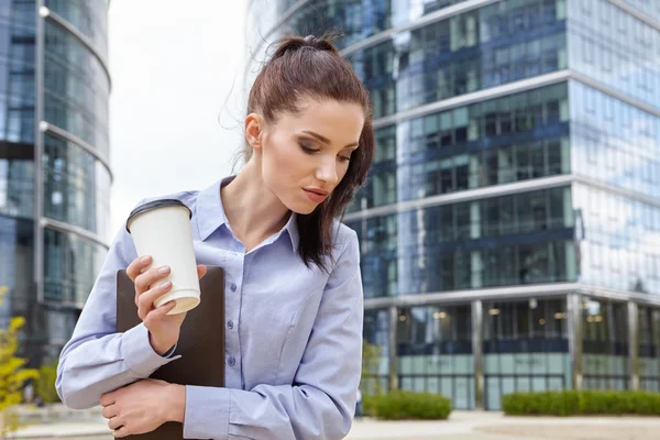 Woman drinking coffee — Stock Photo, Image