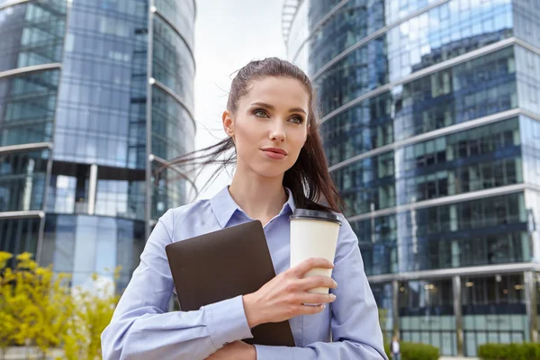 Donna che beve caffè — Foto Stock