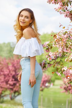 Çiçekli bahar bahçe kadında