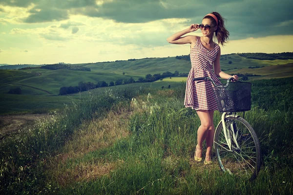 Kobiety z rocznika rower — Zdjęcie stockowe