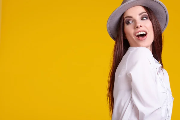 Mujer joven con sombrero de primavera —  Fotos de Stock