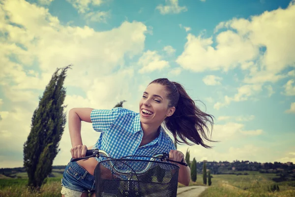 Donna con bici vintage — Foto Stock