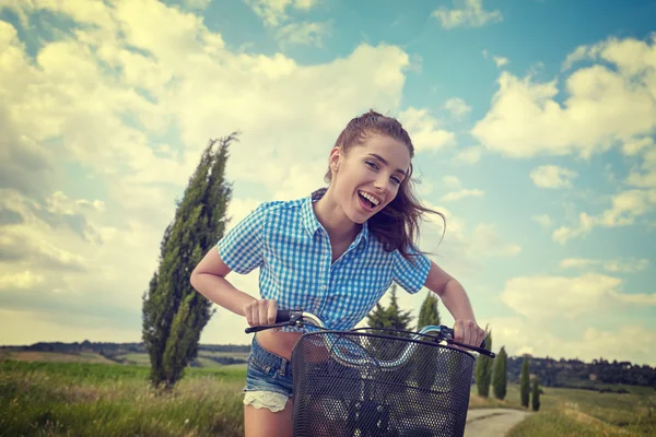 Frau mit Oldtimer-Fahrrad — Stockfoto