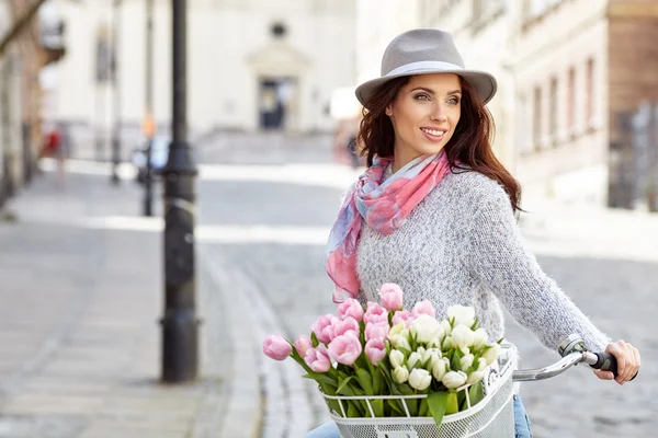 Frau mit Tulpen in der Stadt — Stockfoto