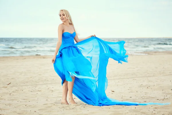 Femme dans une robe bleue — Photo