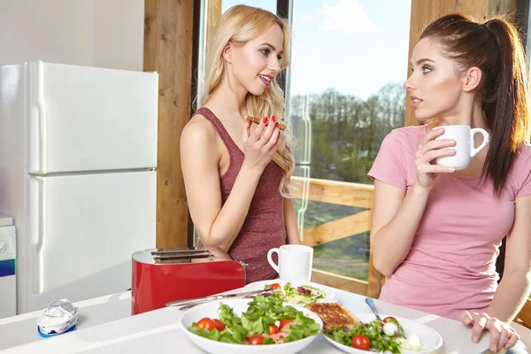 Femmes appréciant le petit déjeuner — Photo