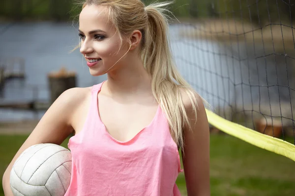 Sexy rubia chica jugando voleibol — Foto de Stock