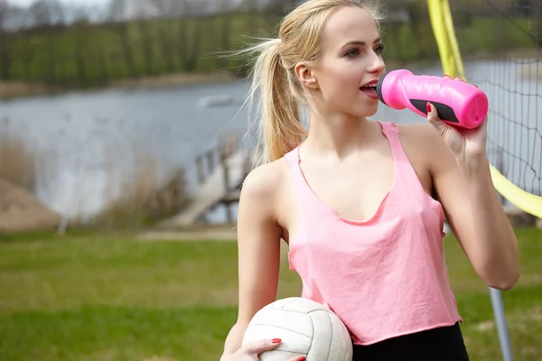 Sexy blondes Mädchen spielt Volleyball — Stockfoto