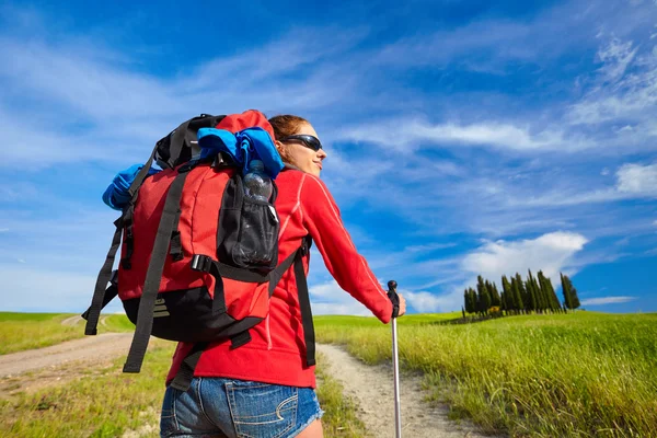 Turista mujer con mochila —  Fotos de Stock