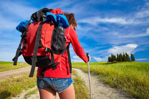 Turist kadın sırt çantası ile — Stok fotoğraf