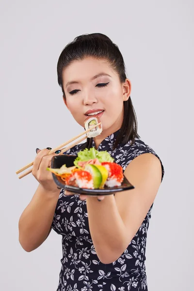 Sushi mujer sosteniendo sushi —  Fotos de Stock