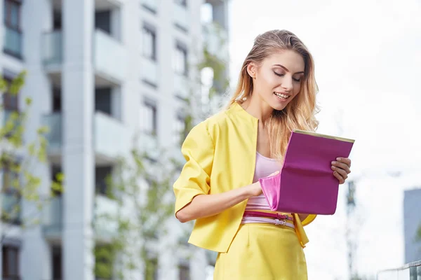 Mujer de moda en ropa amarilla — Foto de Stock