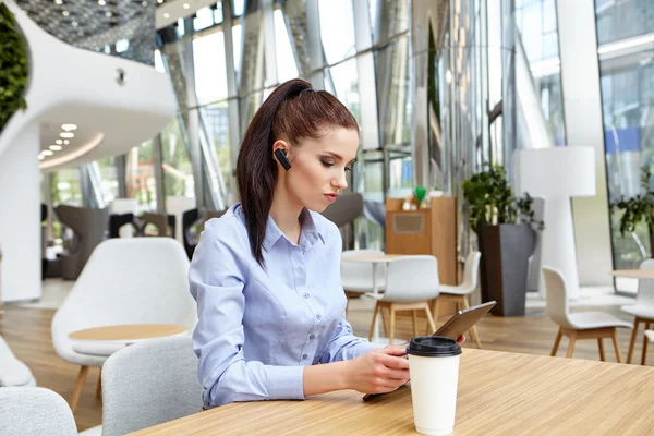 Geschäftsfrau sitzt mit Touchpad — Stockfoto