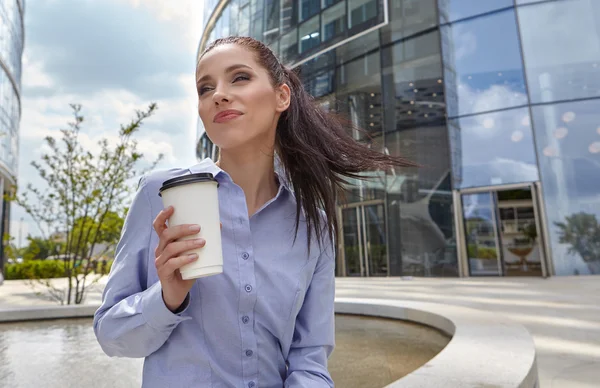 Businesswoman talking on the mobile phone — Stock Photo, Image