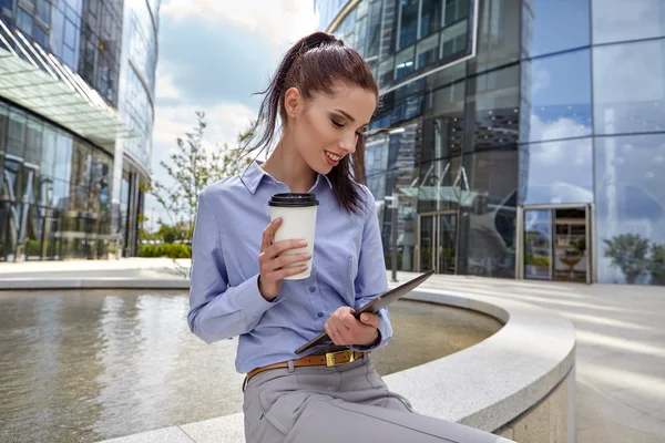 Mulher bebendo café e leitura tablet — Fotografia de Stock