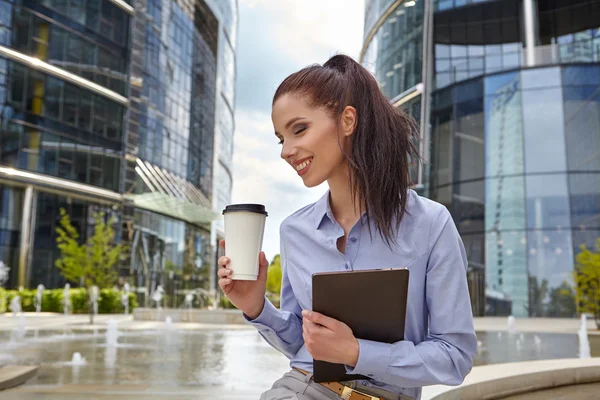 Frau trinkt Kaffee und liest Tablet — Stockfoto