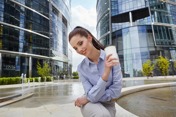 Businesswoman holding a cup of coffee — Stock Photo, Image