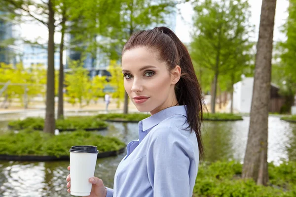 Mujer de negocios con café en el parque —  Fotos de Stock