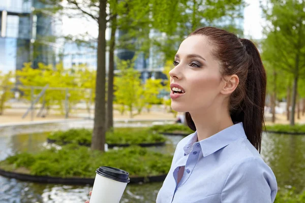 Geschäftsfrau mit Kaffee im Park — Stockfoto