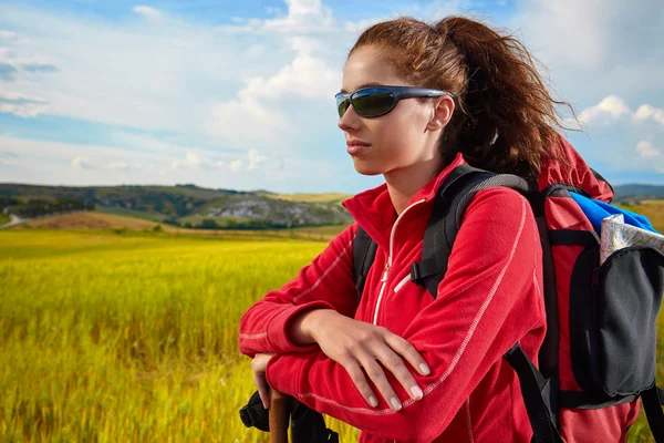 Gadis melihat bukit-bukit gandum hijau — Stok Foto