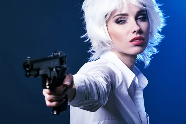 Woman holding gun — Stock Photo, Image