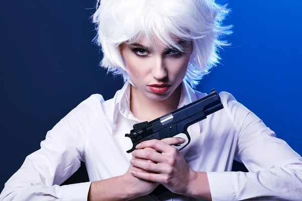 Mulher segurando arma — Fotografia de Stock