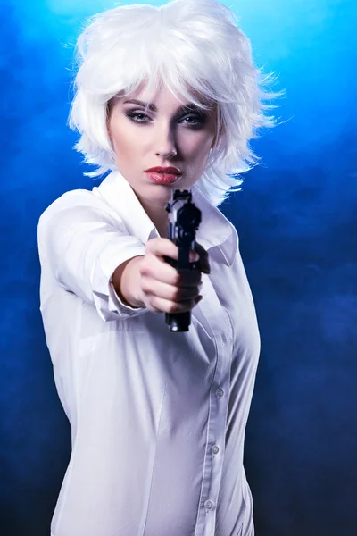Žena hospodářství zbraň — Stock fotografie