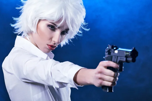 Donna che tiene la pistola — Foto Stock