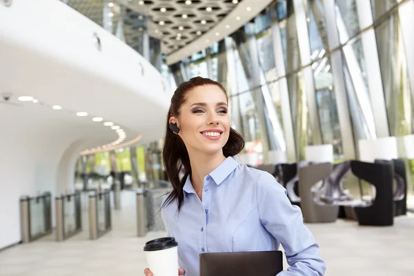 Femme d'affaires tenant une tasse de café — Photo