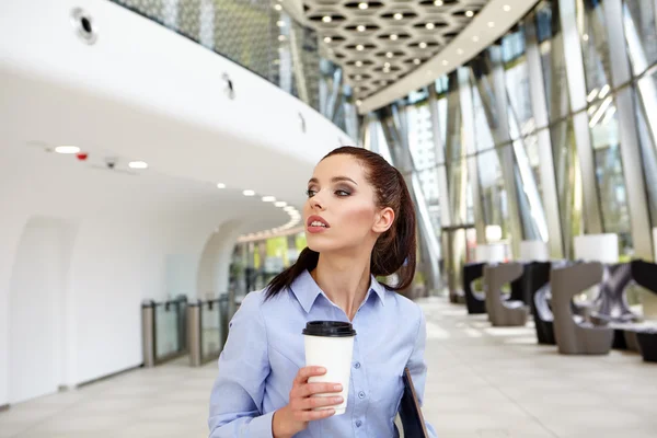 Businesswoman holding a cup of coffee — Stock Photo, Image