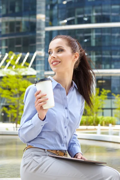 Femme d'affaires tenant une tasse de café — Photo