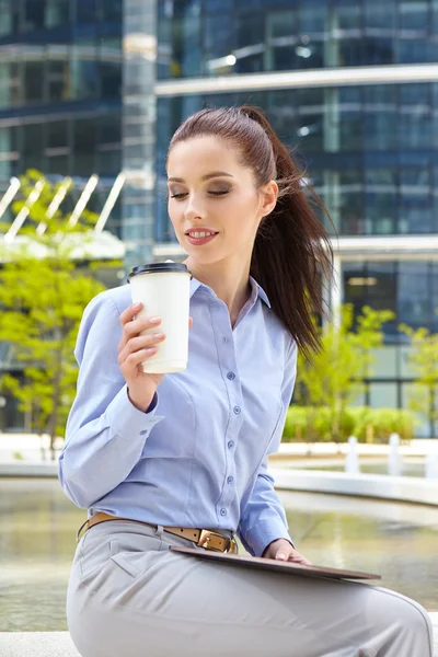 Affärskvinna som håller en kopp kaffe — Stockfoto