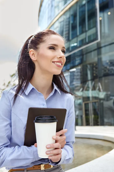 Affärskvinna som håller en kopp kaffe — Stockfoto