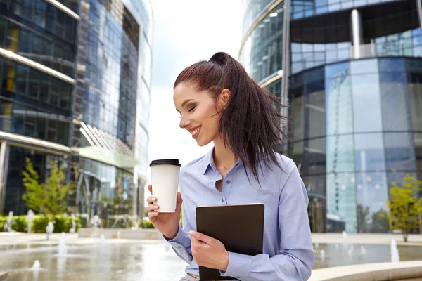 Affärskvinna som håller en kopp kaffe — Stockfoto