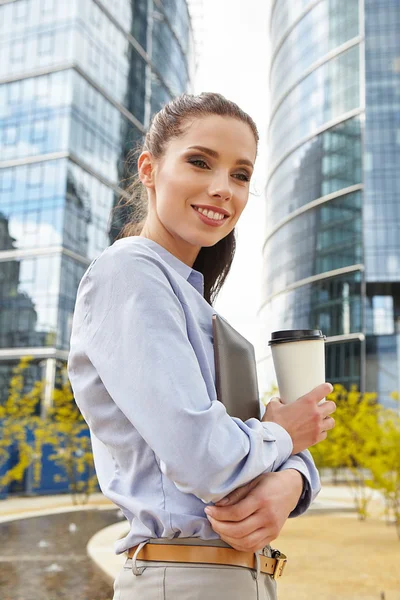 Бізнес-леді тримає чашку кави — стокове фото