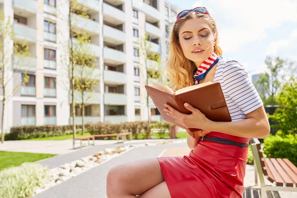 Junge attraktive, glückliche Frau — Stockfoto