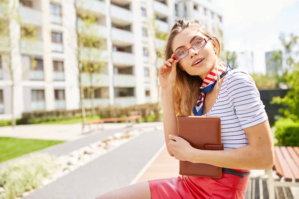 Jonge aantrekkelijke gelukkig vrouw — Stockfoto