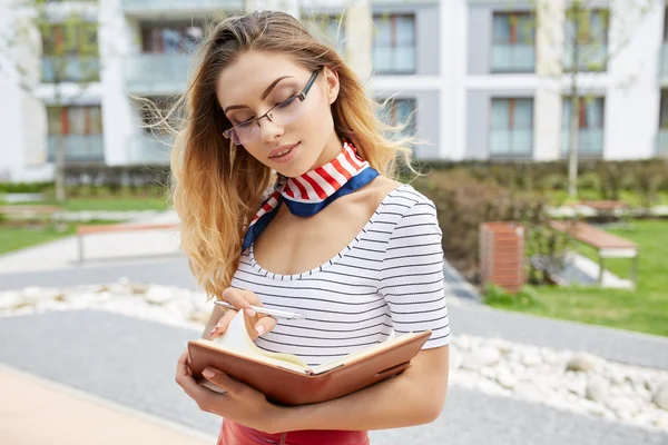 Junge attraktive, glückliche Frau — Stockfoto