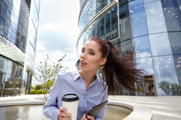 Bizneswoman z filiżanki kawy jednorazowe — Zdjęcie stockowe