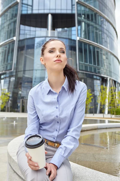 Geschäftsfrau mit Einweg-Kaffeetasse — Stockfoto