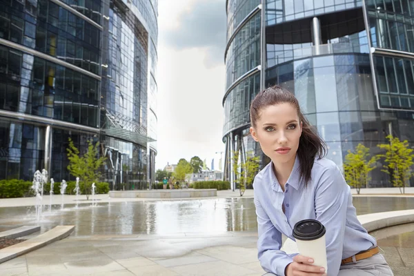 Mujer de negocios con taza de café desechable — Foto de Stock