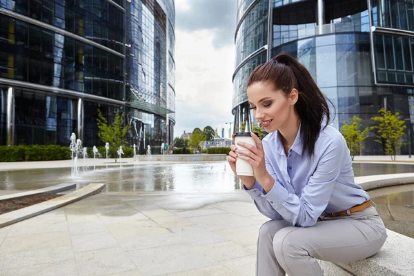 Geschäftsfrau mit Einweg-Kaffeetasse — Stockfoto