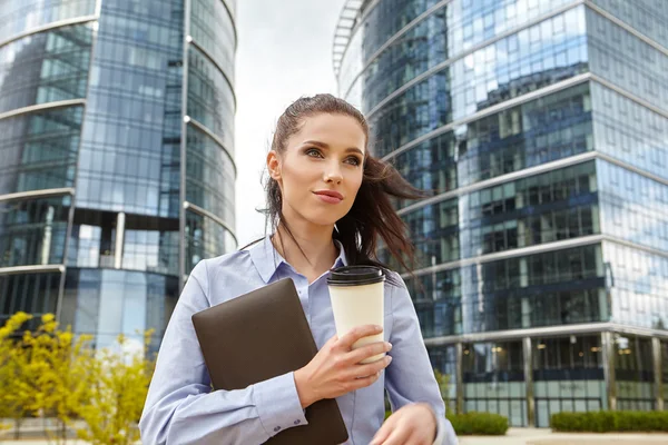 Femme d'affaires avec tasse de café jetable — Photo