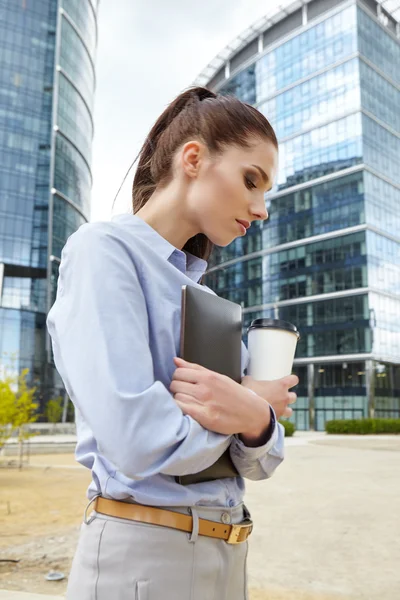 Mujer de negocios con taza de café desechable —  Fotos de Stock