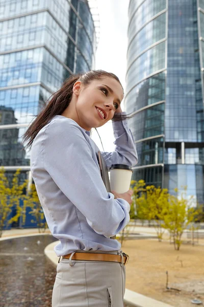 Femme d'affaires avec tasse de café jetable — Photo