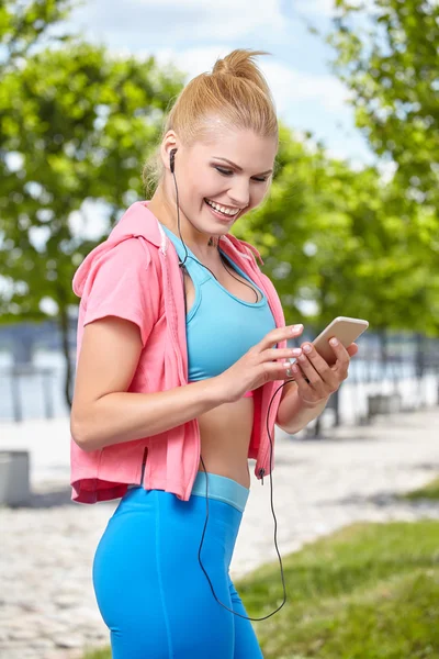 Vrouw op pier bedrijf telefoon — Stockfoto